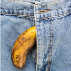 calças de ganga com banana a sair